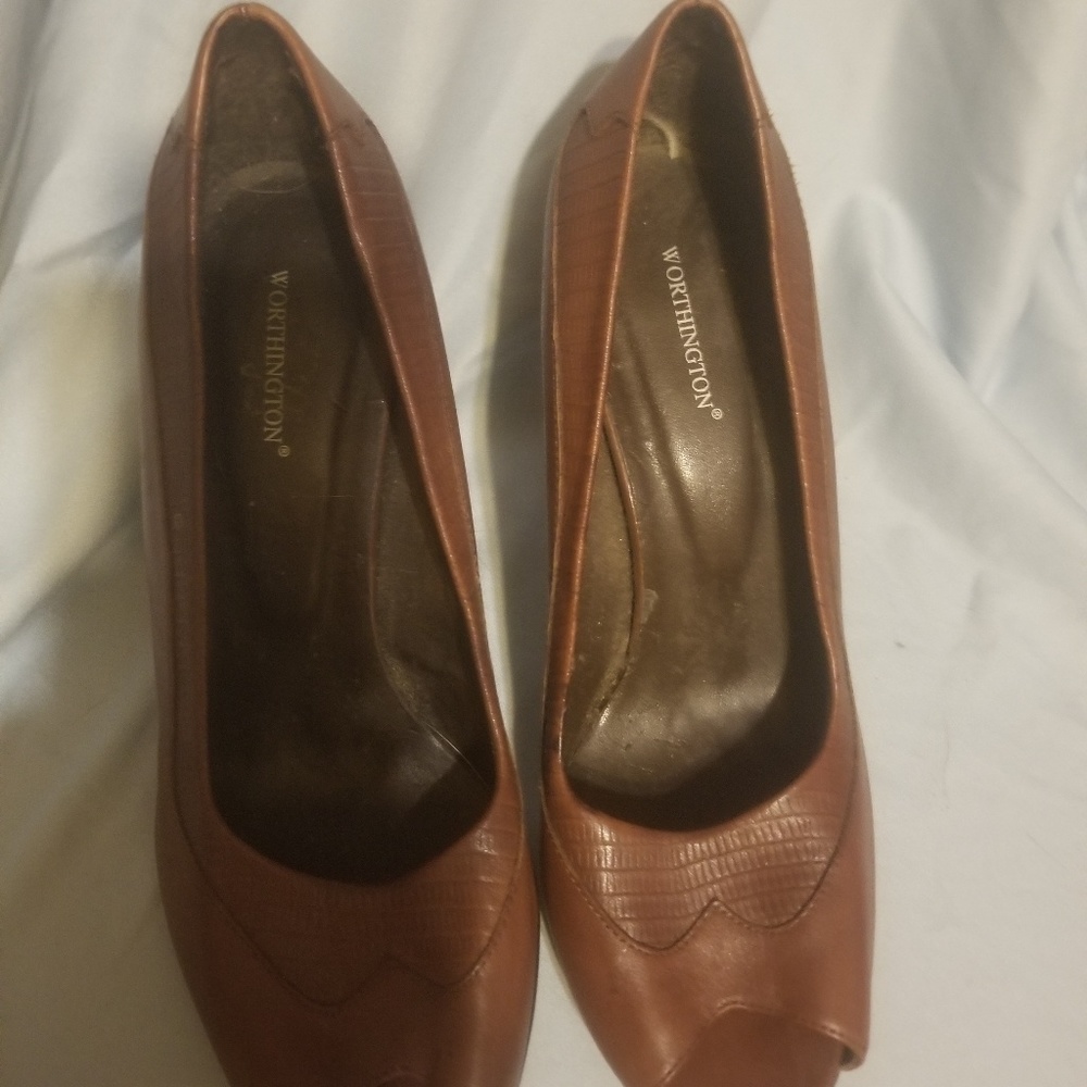 Peep toe pump